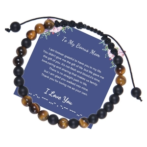 Détail du bracelet en perles code Morse avec œil de tigre et carte cadeau pour belle-mère