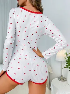Détail de la barboteuse pyjama à cœurs montrant la coupe ajustée au dos et la dentelle