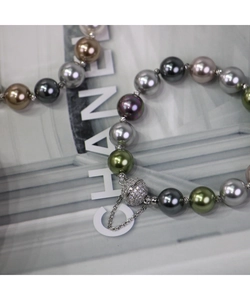 Vue détaillée du collier de perles multicolores avec fermoir magnétique en strass