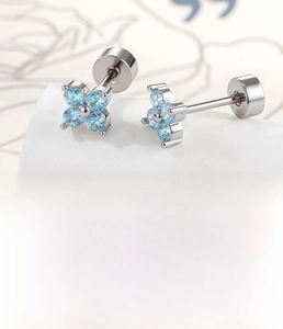 Detail of silver clover stud earring with light blue zircon and dimensions 0.8x6mm