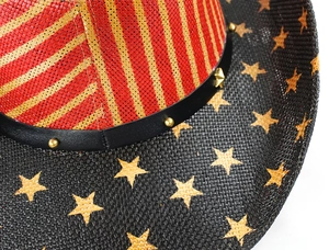 Detail eines Stroh-Cowboyhuts mit US-Flaggenmuster, roten Streifen und Goldsternen