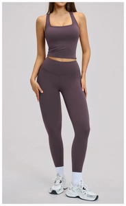 Détail du débardeur col carré et legging de yoga taille haute en tissu violet foncé