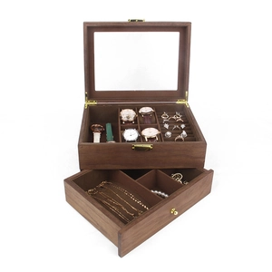 Vue macro détaillée d'un coffret à montres vintage en bois double couche avec velours