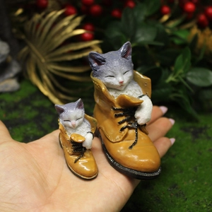 Miniature resin cat figurines sleeping in vintage boots for fairy garden decor