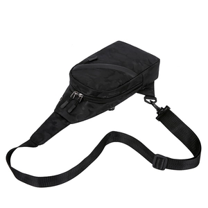 Schwarze Camouflage-Brusttasche für Herren mit verstellbarem Gurt und mehreren Reißverschlüssen