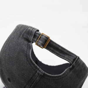 Fibbia in metallo regolabile su cappello da baseball in cotone lavato con cuciture