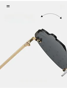 Makroaufnahme robuster goldener Metallscharniere und dunkelgrauer Peach-Sonnenbrille