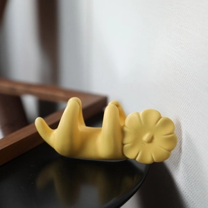 Nordic abstract yellow ceramic lion sculpture decoration in creative sun flower style