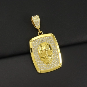 Makroaufnahme des goldenen 3D-Totenkopf-Anhängers mit funkelndem Mikro-Pave-Diamantbesatz