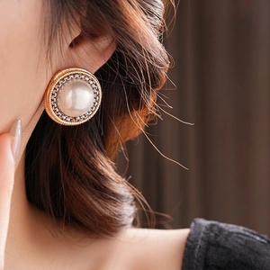 Vintage gold and silver chain link pearl earrings with a retro palace style aesthetic