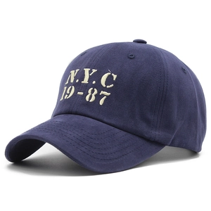 Détail de la broderie NYC 19-87 sur casquette de baseball en coton bleu marine à visière