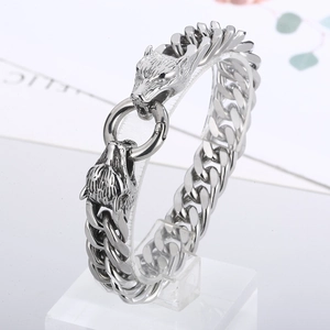 Détail du bracelet tête de loup en acier inoxydable argenté avec grosse chaîne gourmette