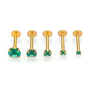 Set di cinque piercing in titanio dorato con zirconi verdi di varie dimensioni per orecchie