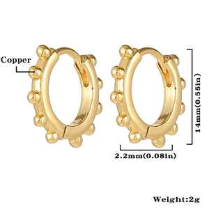 Detalle de pendientes de aro de cobre bañados en oro de 14mm con grosor de 2,2mm y peso 2g