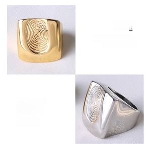 Detailansicht der Fingerabdruck-Textur auf Titanstahlringen in Gold und Silber-Optik