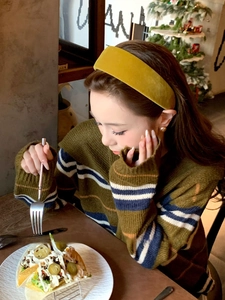 Detail of a mustard yellow velvet wide headband for women in a cozy autumn style