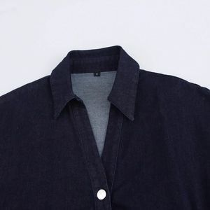 Robe midi en jean bleu foncé avec col pointu et bouton blanc contrastant élégant