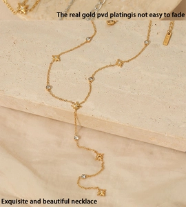 Gros plan d'un collier en Y à pendentif étoile dorée sur fond de pierre beige naturelle