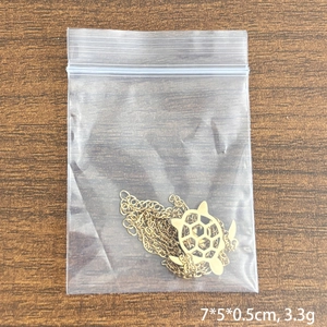 Collier pendentif tortue marine évidée en plaqué or 18 carats avec motif nid d'abeille