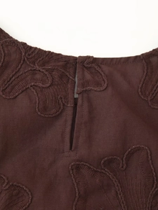 Détail du gilet en lin marron avec broderie ton sur ton et ouverture goutte au dos
