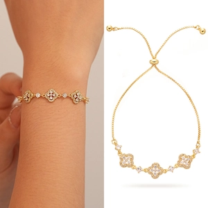Détail du bracelet ajustable doré avec trois trèfles sertis de zircons brillants