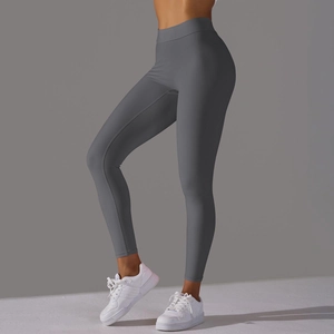 Vue latérale du legging de yoga gris foncé taille haute montrant le tissu élastique