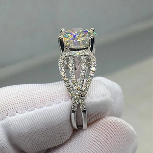 Klassischer luxuriöser Verlobungsring mit großem Solitär und Pavé-Fassung aus Zirkonoxiden