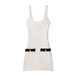 Minivestido blanco sin mangas de punto con bolsillos negros de contraste y botones dorados