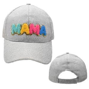 Detail der MAMA-Handtuchstickerei und Silberglitzertextur auf der Baseballkappe