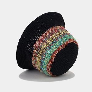 Détail de chapeau bob noir au crochet avec bande tricotée colorée style bohème