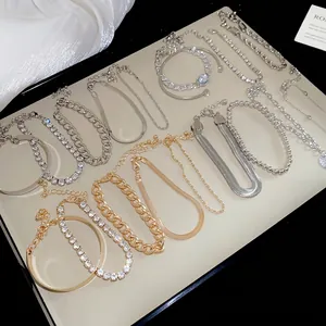 Ensemble chic de 4 bracelets argent et or avec chaînes serpent et strass brillants