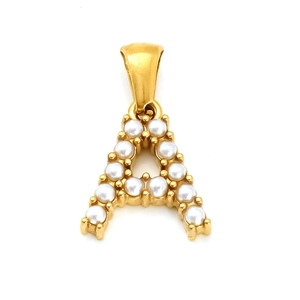 Pendentif lettre A doré avec perles blanches sur un fond blanc très minimaliste