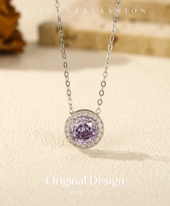 Détail du collier en argent s925 avec pendentif en pierre violette lavande et petits diamants