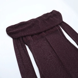 Dettaglio del tessuto del vestito viola scuro scollato con fibre metalliche lucide