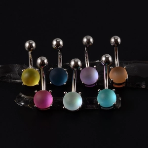 Lot de 7 piercings de nombril colorés mats avec barres en acier sur fond noir élégant