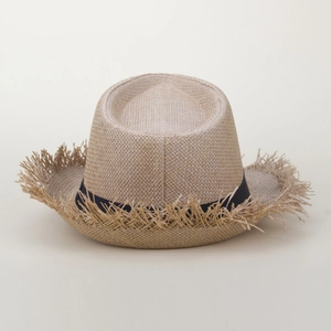 Détail d'un chapeau fedora en paille avec bords effilochés et ruban décoratif bleu foncé