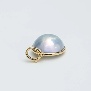 Makroaufnahme: 14-15mm blaue Mabe-Perle in 18K Goldfassung mit praktischem Federring
