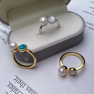 Elegant adjustable freshwater pearl rings with mother-of-pearl in gold-plated finish