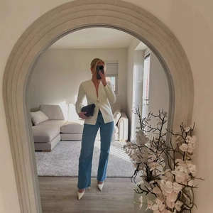 Damen Blazer in Weiß mit V-Ausschnitt, asymmetrischen Knöpfen und Jeans Kombination