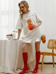 Λεπτομέρεια λευκού βαμβακερού T-shirt με σχέδιο μπάμπουσκα και κείμενο Nostalgia Time