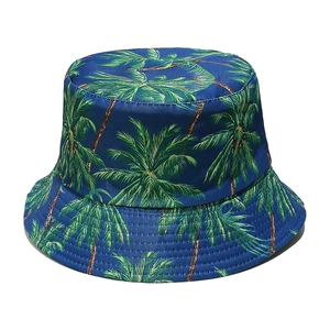 Dettaglio cappello pescatore blu navy in cotone con stampa di palme tropicali verdi