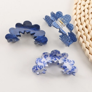 Set di 3 grandi mollette blu a forma di onda con motivi floreali e a quadretti