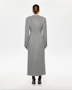 Vue arrière du manteau long en laine cintré pour femme avec fente de marche élégante