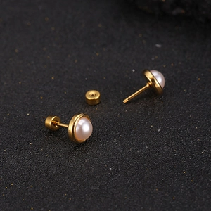 Eleganti orecchini a perno in acciaio al titanio placcato oro 18K con chiusure di sicurezza