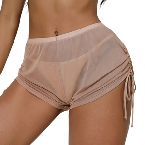 Détail du short en maille beige avec taille haute élastique et cordons de serrage latéraux
