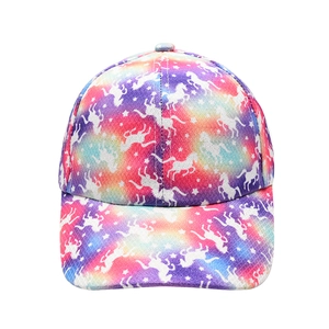 Cappellino da bambina sfumato con unicorni e stelle bianche per la protezione dal sole