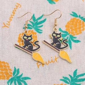 Boucles d'oreilles chat noir sur balai Halloween avec bordure dorée et émail coloré