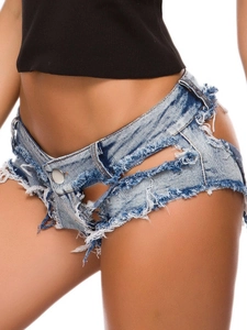 Short sexy en jean bleu clair à taille basse avec déchirures et ourlet effiloché femme