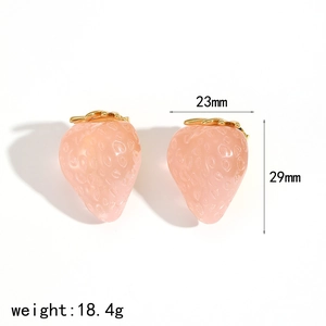 Détail des boucles d'oreilles fraise en résine rose, taille 23x29mm et poids 18,4g