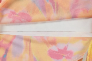 Vue détaillée de près du tissu en maille coloré avec coutures de qualité et imprimé